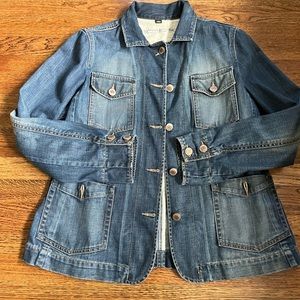 Price firm Banana Republic fitted jean jacket, never worn. Size XL final sale